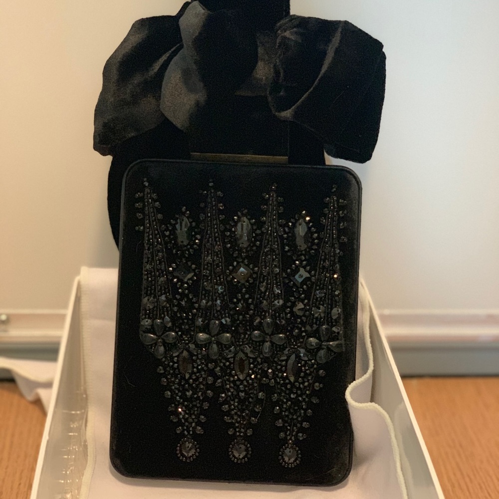 Givenchy Showline Clutch in black velvet